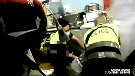 影/新北30歲男超商突昏倒無心跳　警、消合力用AED鬼門關前救命