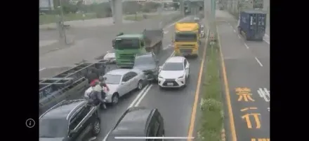 影/台北港奪命畫面直擊！重機夫妻出遊　聯結車「打保齡球」撞死後座妻