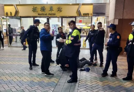 快訊/通緝男板橋車站前拒捕襲警　2警遭持刀砍傷濺血