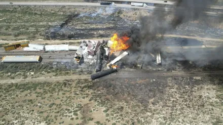 美新墨西哥州載滿燃料貨物列車發生事故　至少22節車廂脫軌起火