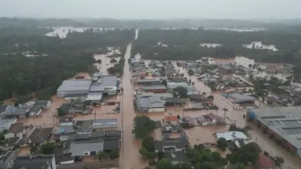 影/整座橋被沖走！巴西南大河州史上最嚴重暴雨釀土石流29死