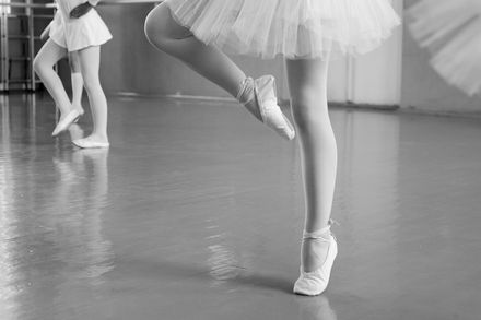 慎防「下腰癱」！8歲女童跳舞下腰不慎跌倒　竟導致「半身癱瘓」無法站立