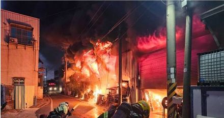 快訊/嘉義食品工廠全面燃燒 　火牆包覆烈焰黑煙沖天