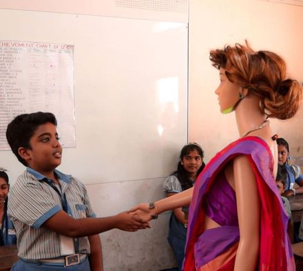 影/印度開發全球首位AI老師「Iris」　身穿紗麗進入課堂與學生互動