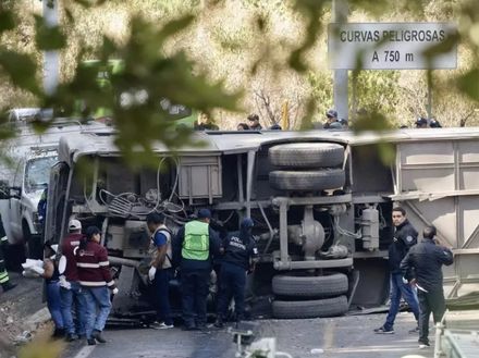 快訊/重大車禍事故！墨西哥巴士公路不明原因突翻覆　釀18死32傷悲劇