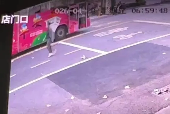 車禍發生瞬間的監視器畫面,遊覽車司機在車禍發生當下迅速衝下車查看。(圖/中天新聞)
