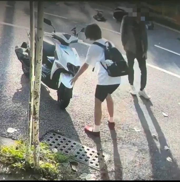 戴女肇事後竟先關心自己車損,未上前查看傷者。(圖/中天新聞)