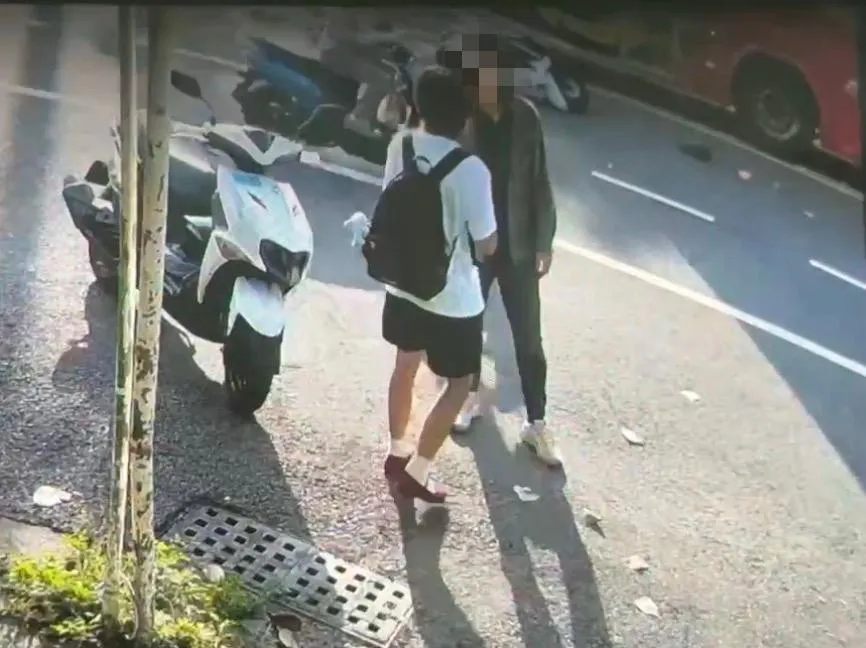 戴女肇事後竟先關心自己車損,未上前查看傷者,然後開始跟遊覽車司機吵架。(圖/中天新聞)