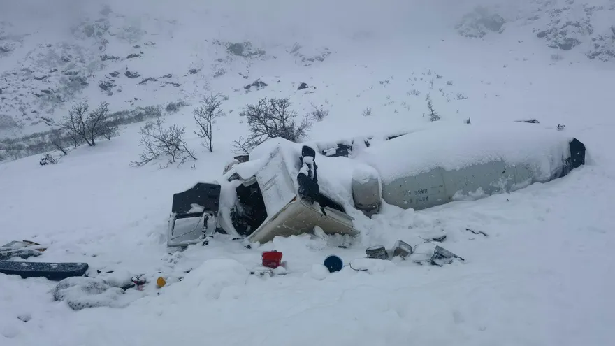 車被雪壓扁、多人失溫罹難　救援者親曝西藏雪崩8死慘況
