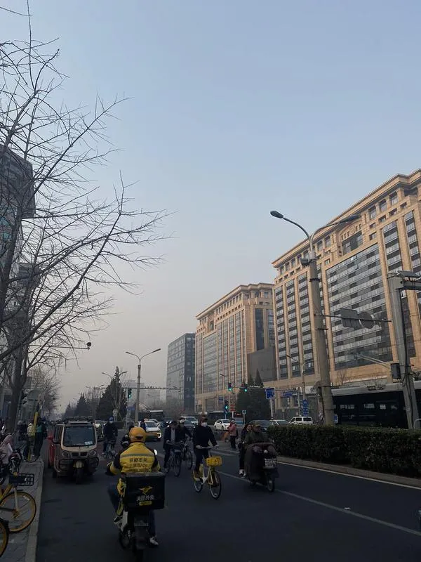 大陸兩會/ 北京不見「兩會藍」　拚經濟！企業生產線不停機