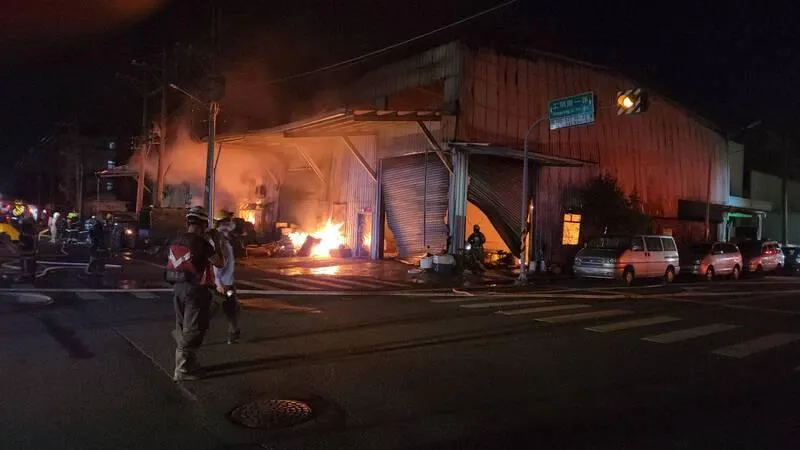 台南總頭寮工業區4間連棟工廠火警　無人傷亡