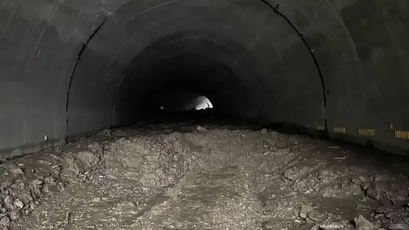 土石流灌入彩霞隧道　南橫台東端路基坍塌估25日傍晚搶通