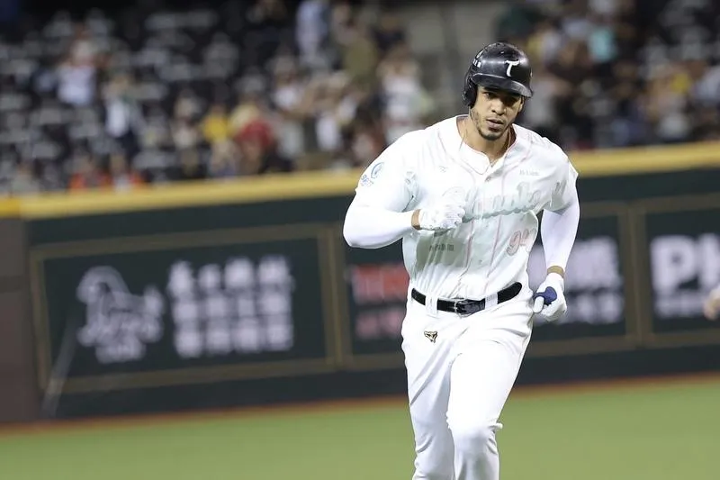 中職/洋砲魔鷹續披台鋼雄鷹戰袍  合約總值約2189萬元