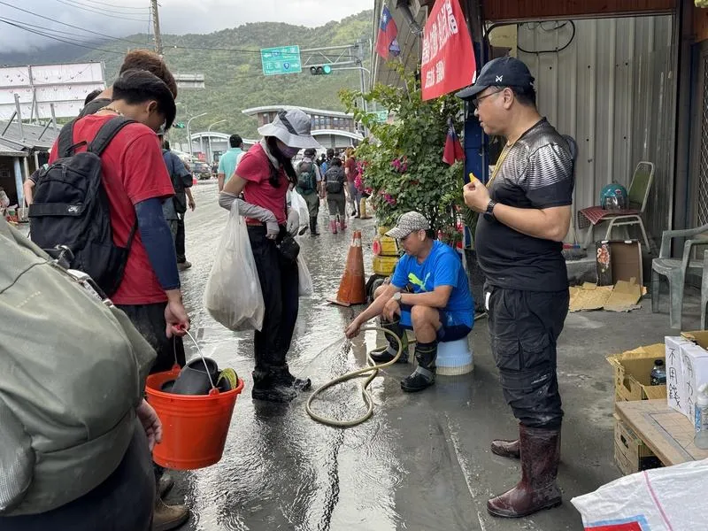 3天連假逾6萬人湧光復清淤　受災戶替「鏟子超人」洗雨鞋