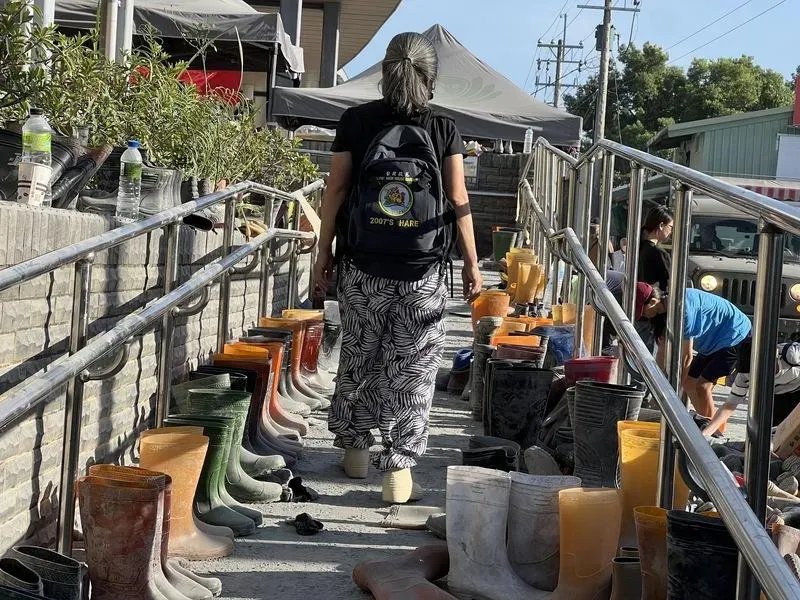 光復車站前最美風景！雨鞋留給下一個志工　愛心傳遞不間斷