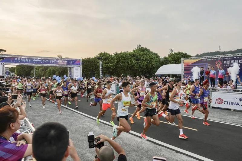 華航馬拉松星光夜跑　萬名跑者齊聚大佳河濱公園