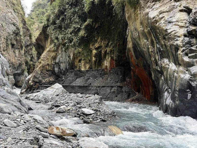 「大自然調色盤」遭砂石覆蓋！屏東哈尤溪七彩岩壁115年暫停營運