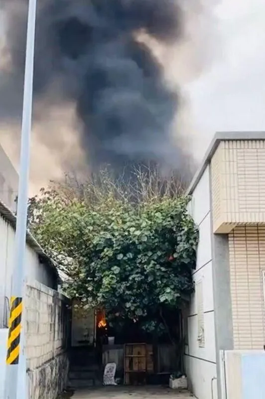 濃煙衝天！澎湖菓葉村燒餅油酥鍋起火　121坪鐵皮屋付之一炬