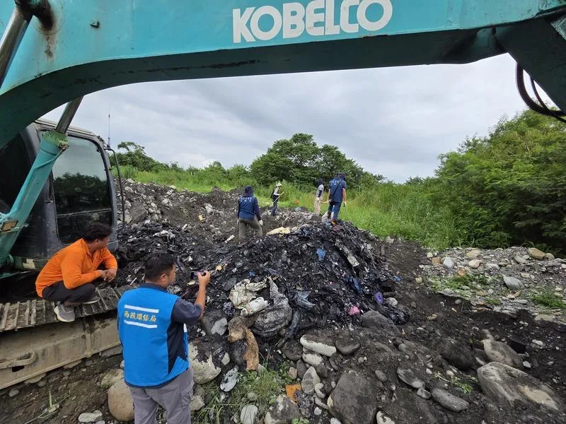 影/中檢查緝非法廢棄物集團　掩埋體積達「7座奧運泳池」