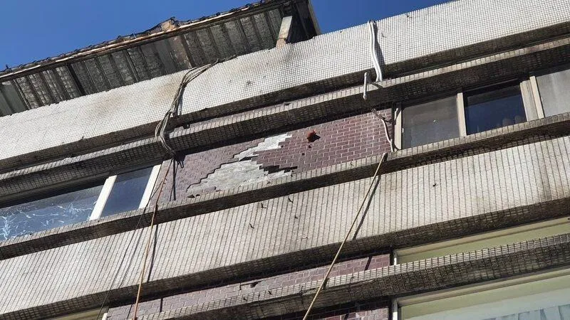 低溫來襲熱脹冷縮　北市建管處：大樓外牆磁磚易剝落