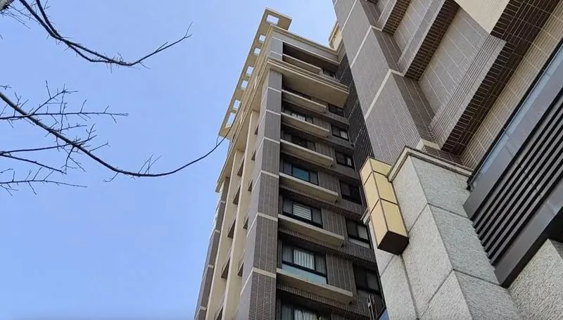 影/嚇壞！苗栗大樓天降「磁磚雨」砸中婦人　緊急送醫