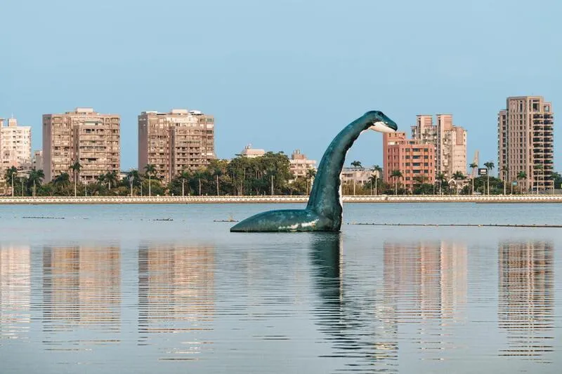 高雄兒童節驚現巨獸！「9公尺恐龍」現身澄清湖