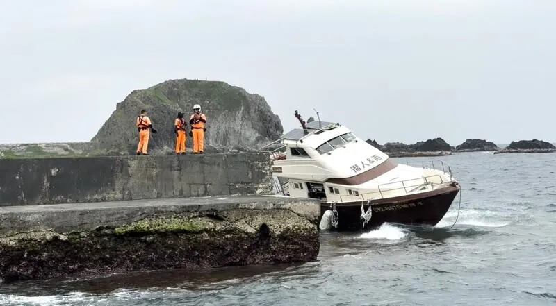 綠島載客船擱淺！約20潛水客游回碼頭無人受傷