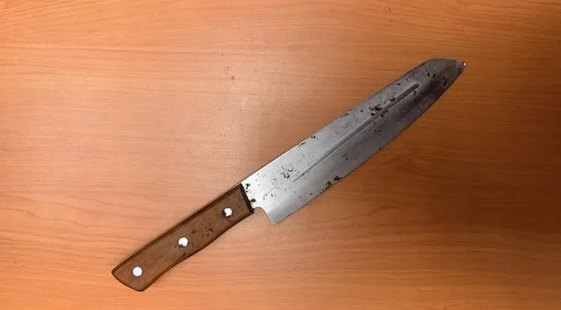 影/北市西門町男街友激動吼叫　包藏水果刀瞎扯刮腳皮