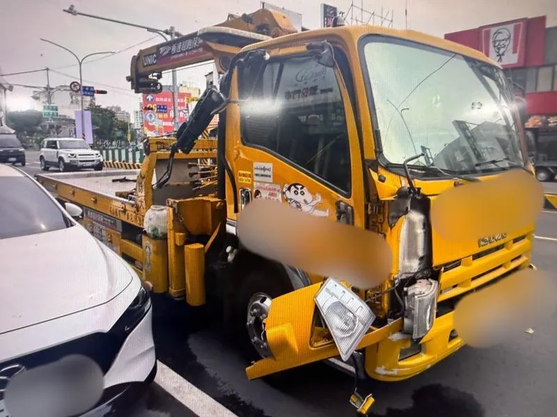 影/1小時連撞3車！頭份拖吊車駕駛抽搐如喪屍　警疑毒駕查處中