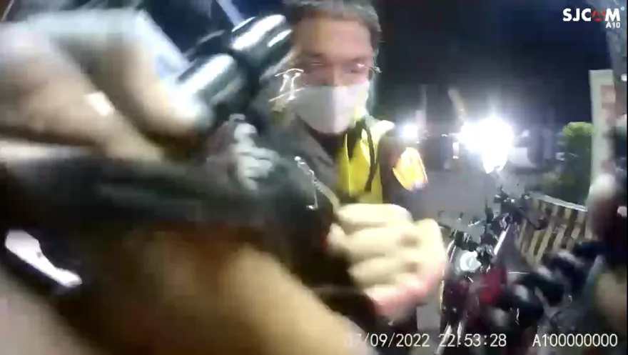 又見襲警案！彰化機車男遭攔查搜出刀械　竟嗆「開槍打我」攻擊警員