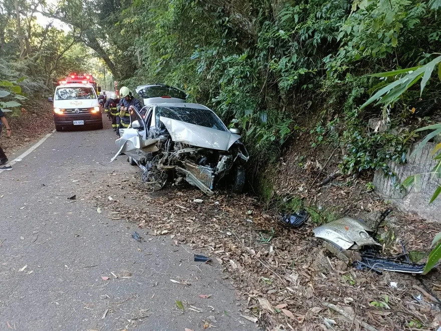 苗栗公館小客車撞山壁　3人夾困車內1死2傷