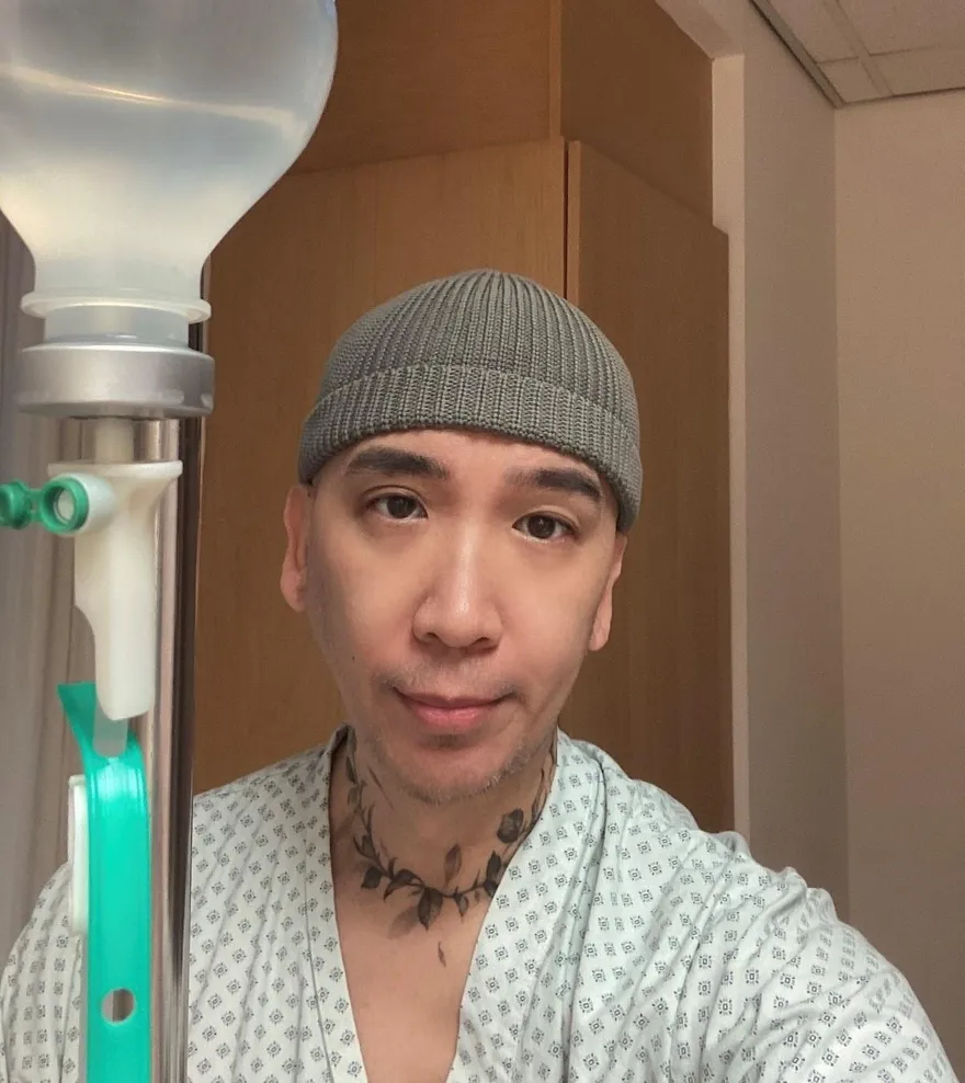 近照曝光！作家H抗癌漏尿「包尿布錄影」　網友不捨：瘦太多了！