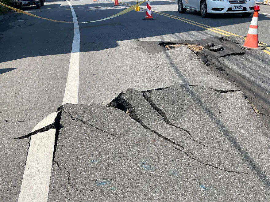 直擊！春日國小被震到滿處瘡痍　當地民眾：天崩地裂電視都掉下來！