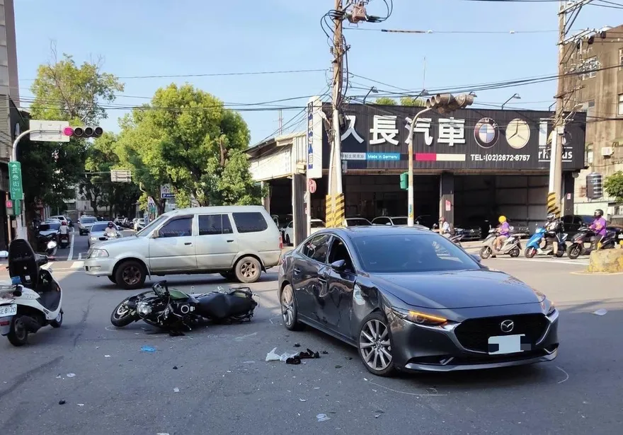 即刻救援！重機側撞自小客車　騎士昏迷送醫搶救