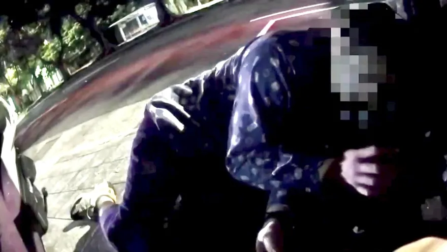 自投羅網！男子酒駕騎車到警局門口　路倒呼呼大睡就逮