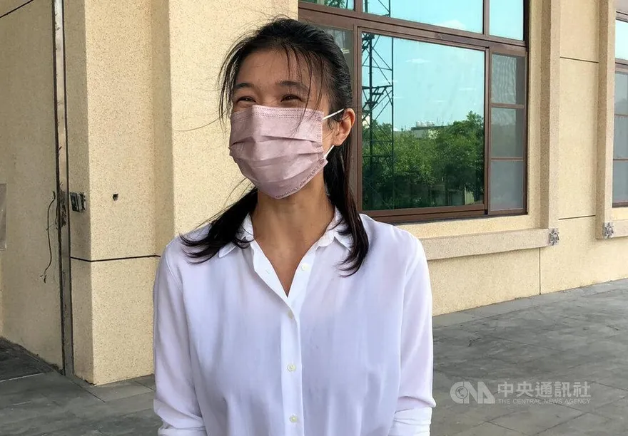 昔父逝手銬腳鐐奔喪…美女議員戴寧羈押半年交保