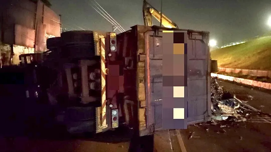 驚險！曳引車深夜疑爆胎翻車　橫躺路面廢鐵掉滿地