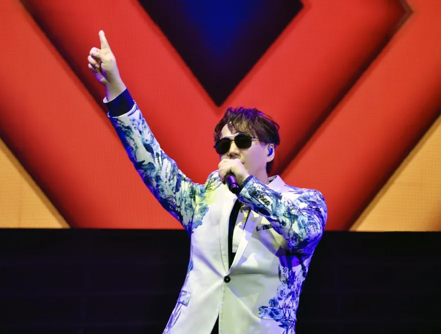 蕭煌奇背對觀眾演唱！地獄畫面曝光疑「工作人員失責」…本人親揭真相：謝謝關心