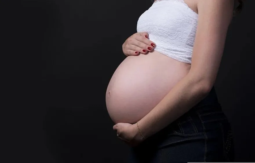 台中潑湯女就醫爆「先兆性流產」！醫曝「6注意事項」出血後應暫停性行為2星期
