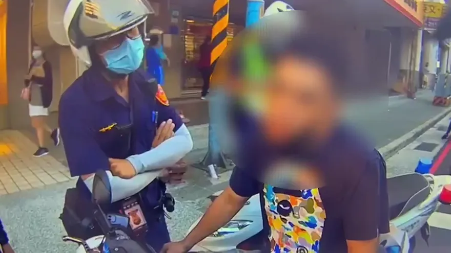 真朋友！男子無照駕駛+未戴安全帽+三字經譙警遭壓制　友人幫警蒐證還下這註解