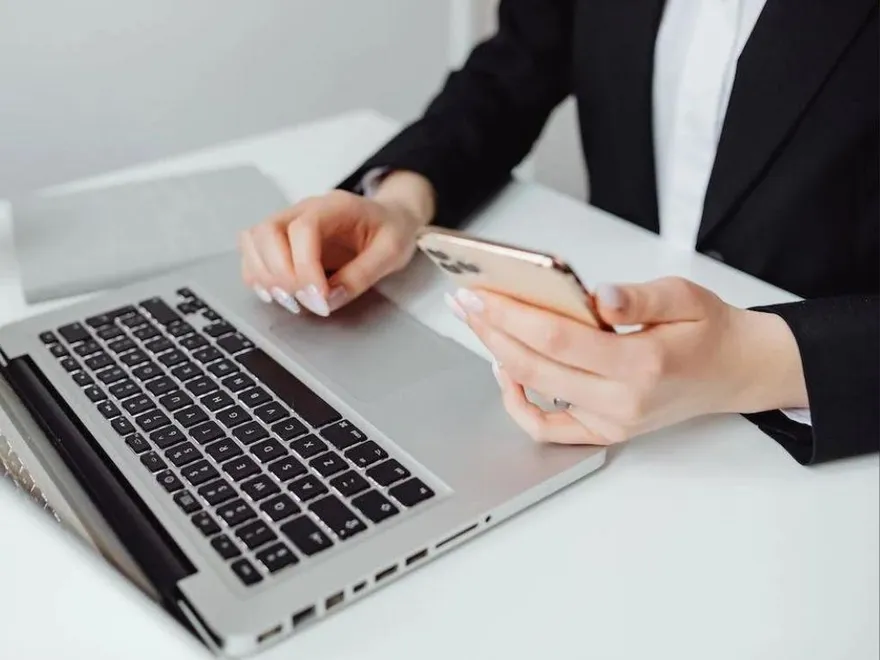 老闆可能不想聽！「工作越認真越胖」是真的！5大原因出爐　吃完「少1感覺」慘了！