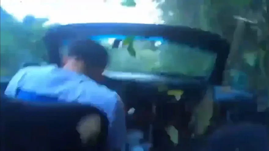 命大！ 敞篷車失控撞山「翻一圈」　三寶駕駛未繫安全帶竟沒事