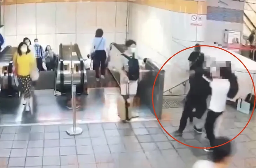 醉男搭捷運亂嗆女子「看三小」　遭熱心民眾大外割壓制