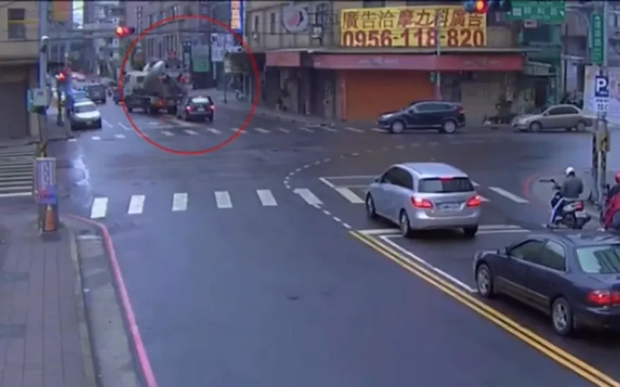 開車火氣大！行車糾紛下車互毆　父子檔對決水泥車司機