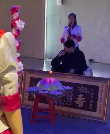 這樣慶生也太莊嚴！壽星遭制服辣妹環繞＋「吹奏樂器」卻一臉肅穆原因曝