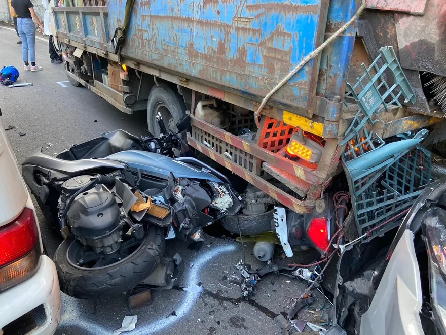 新店山區爆連環車禍　小黃追撞2機車後又撞2車　被撞女騎士竟是越級駕駛