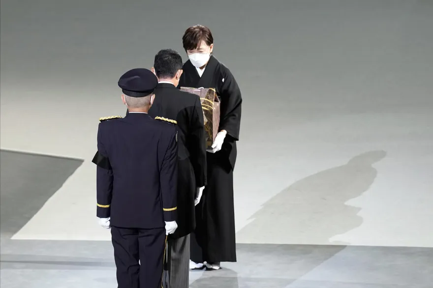 安倍晉三國葬！遺孀鞠躬淚別亡夫　她面露憔悴「借酒澆愁」獨守空閨不出門