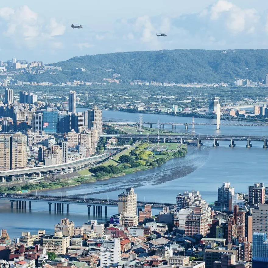 國慶雙十預演／黑鷹直升機、勇鷹高教機飛越台北上空！絕美畫面曝光