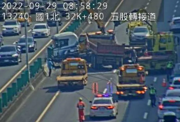 快訊／國道聯結車「折甘蔗」　國一北上五股交流道回堵4公里