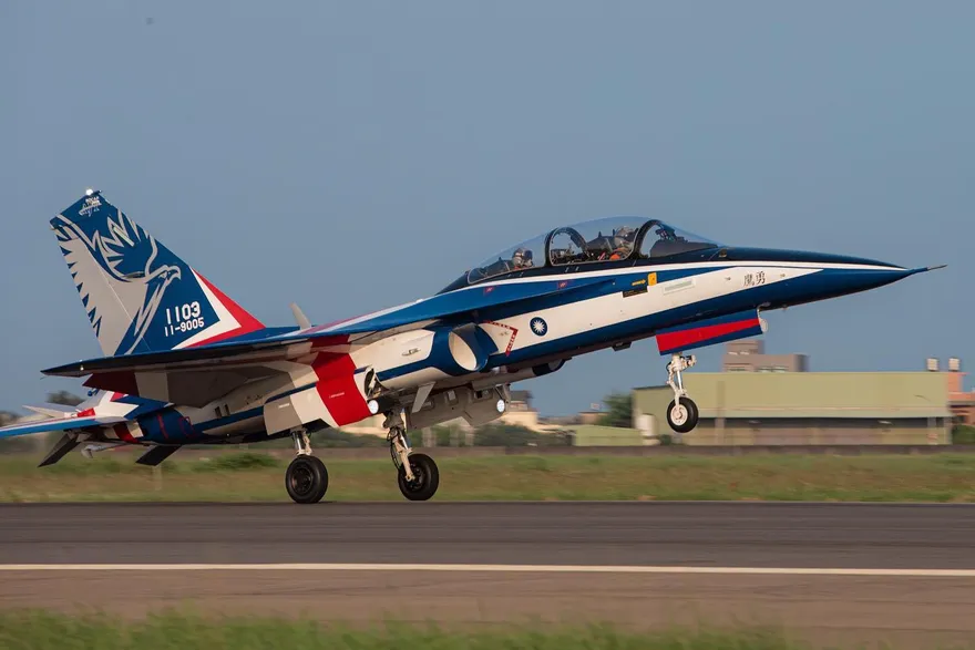 國慶預演／AT-3五機編隊飛越台北上空 勇鷹高教機展英姿